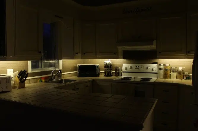 éclairage sous armoire de cuisine